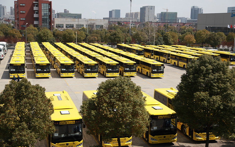 2015年，120臺SLK6109校車在申龍工廠整裝待發沙特市場。