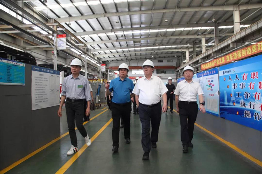 2021年6月7日山東省菏澤市人大常委會主任、黨組書記尹玉明、菏澤市政府副市長曹升靈等一行蒞臨上海申龍考察調(diào)研